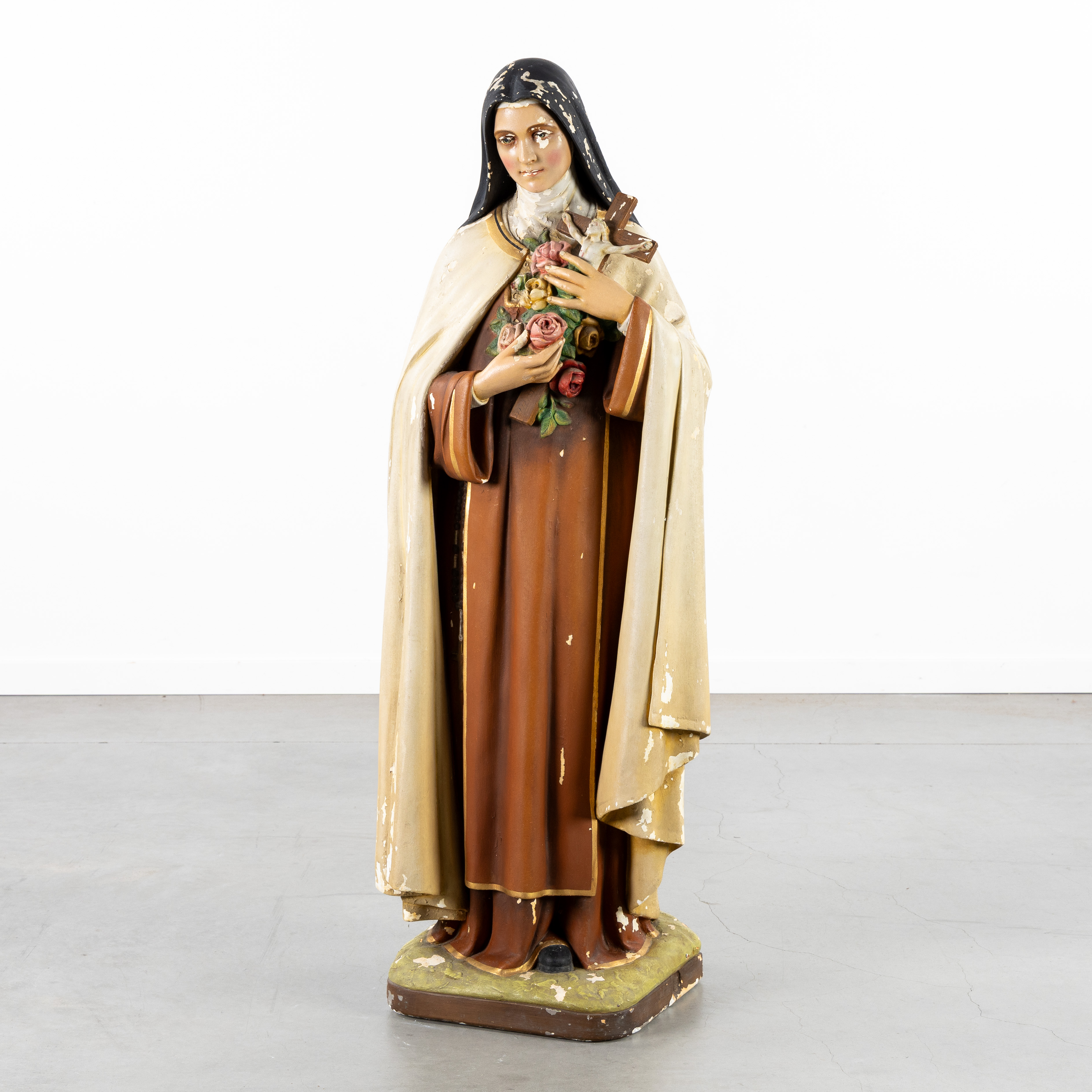 Heilige Theresia van Lisieux, een beeld, gepatineerd gips. (L:40 x W:40 x H:122 cm)